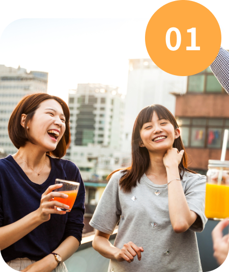 日曜17時退社でプライベートも充実していることがわかるような写真。外で仲良く飲み物片手に談笑する男女の写真。